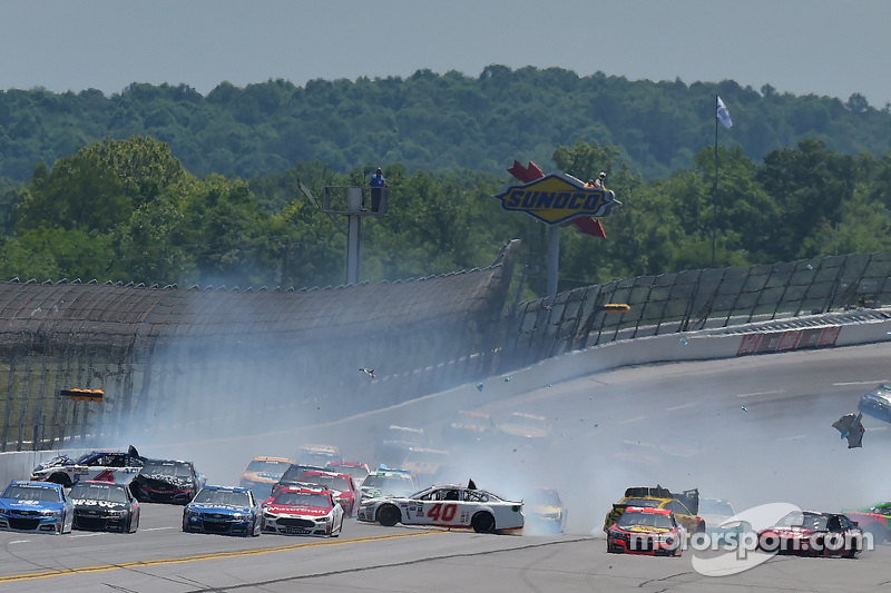 Crash mit Landon Cassill, Trevor Bayne, Kasey Kahne und Joey Logano