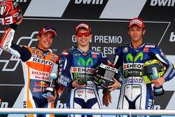 Podium: tweede plaats Marc Marquez, winnaar Jorge Lorenzo en derde plaats Valentino Rossi