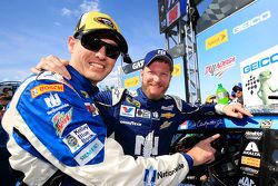 Greg Ives y Dale Earnhardt Jr.