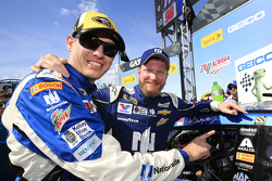 Greg Ives y Dale Earnhardt Jr.