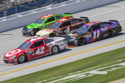 Kyle Larson, Ganassi Racing Chevrolet, Kevin Harvick, Stewart-Haas Racing Chevrolet, Denny Hamlin, Joe Gibbs Racing Toyota et Danica Patrick, Stewart-Haas Racing Chevrolet
