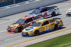 Trevor Bayne, Roush Fenway Racing Ford, Austin Dillon, Richard Childress Racing Chevrolet en David R