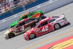 Danica Patrick, Stewart-Haas Racing Chevrolet, Kevin Harvick, Stewart-Haas Racing Chevrolet et Kyle Larson, Ganassi Racing Chevrolet