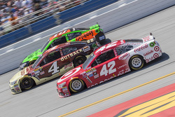 Danica Patrick, Stewart-Haas Racing Chevrolet, Kevin Harvick, Stewart-Haas Racing Chevrolet et Kyle Larson, Ganassi Racing Chevrolet