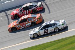 Kurt Busch, Stewart-Haas Racing Chevrolet, con Carl Edwards, Joe Gibbs Racing Toyota y Brad Keselows