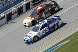 Kevin Harvick, Stewart-Haas Racing Chevrolet y Brett Moffitt, Michael Waltrip Racing Toyota
