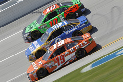Danica Patrick, Stewart-Haas Racing Chevrolet, Sam Hornish Jr., Richard Petty Motorsports Ford et Carl Edwards, Joe Gibbs Racing Toyota