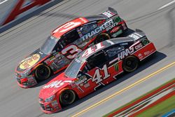 Austin Dillon, Richard Childress Racing Chevrolet et Kurt Busch, Stewart-Haas Racing Chevrolet