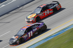 Denny Hamlin, Joe Gibbs Racing Toyota et Tony Stewart, Stewart Haas Racing Chevrolet