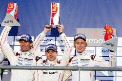 Podio: tercer puesto de Mark Webber, Timo Bernhard, Brendon Hartley