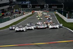 起步: #17 保时捷车队 保时捷 919 Hybrid Hybrid: Timo Bernhard, 马克·韦伯, Brendon Hartley leads