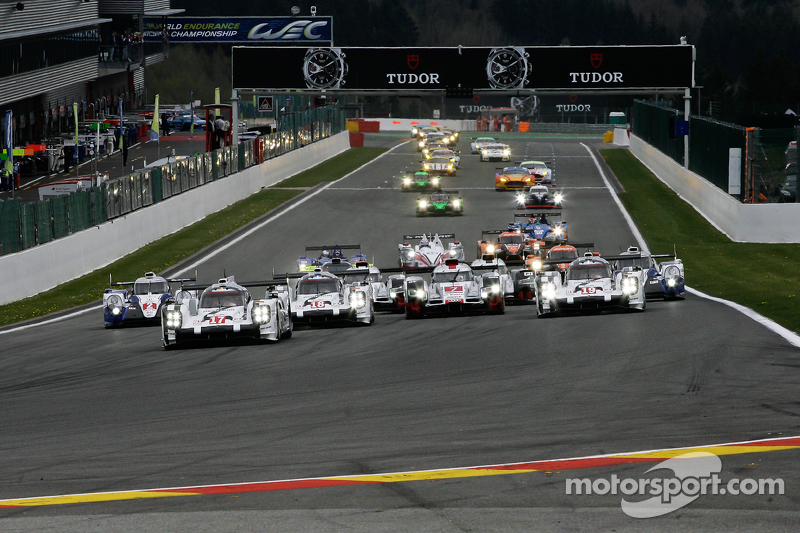 Start: #17 Porsche Team Porsche 919 Hybrid Hybrid: Timo Bernhard, Mark Webber, Brendon Hartley leads