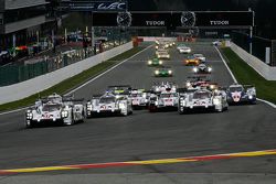 Start: #17 Porsche Team Porsche 919 Hybrid Hybrid: Timo Bernhard, Mark Webber, Brendon Hartley leads