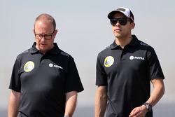 Mark Slade, ingeniero del Lotus F1 Team, y Pastor Maldonado, Lotus F1 Team