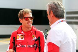 (De izquierda a derecha): Sebastian Vettel, Ferrari con Maurizio Arrivabene, director del equipo Fer