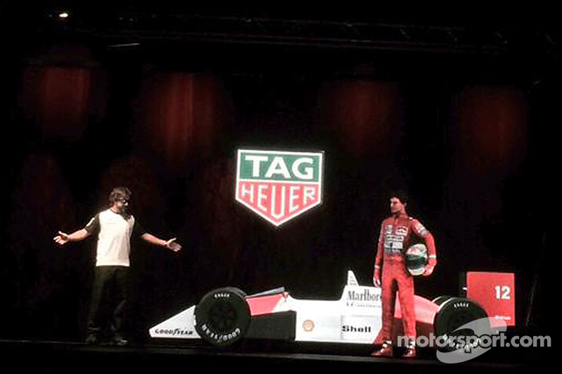 Fernando Alonso mit dem Hologramm von Ayrton Senna