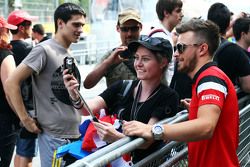 Уилл Стивенс, Manor F1 Team с фанатами