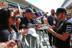 Lewis Hamilton, de Mercedes AMG F1 firma autógrafos para los aficionados