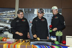 (De izquierda a derecha): Chef Rubén Boldo Villegas, Sergio Pérez y Nico Hulkenberg Sahara Force India F1 cocinan comida mexicana en el motorhome del equipo
