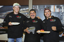 (De izquierda a derecha): Nico Hulkenberg Sahara Force India F1, Chef Rubén Boldo Villegas y Sergio