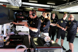 Mark Slade, Lotus F1 Team, ingeniero de carrera y Carmen Jordá, Lotus F1 Piloto de desarrollo del eq