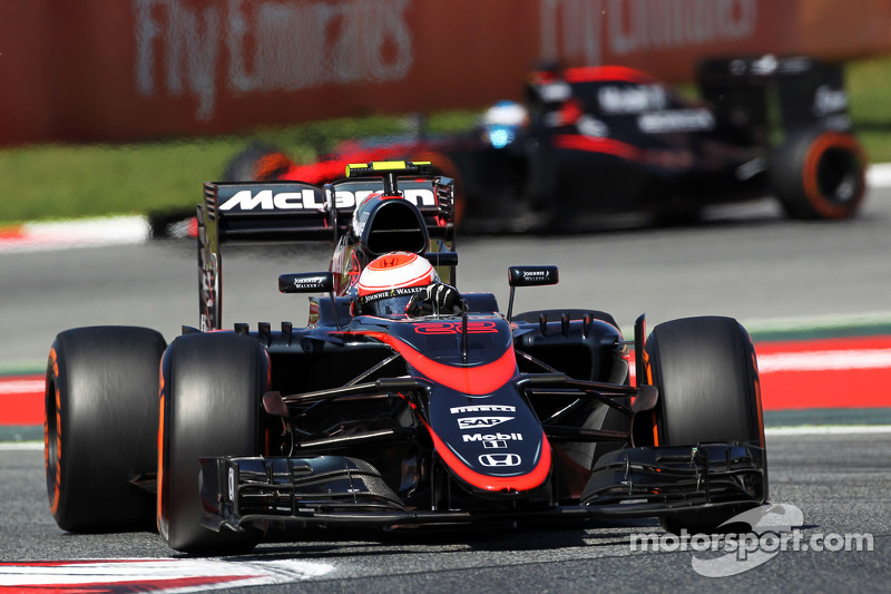 Jenson Button, takım arkadaşı Fernando Alonso'nun önünde