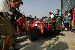 Foule de médias internationaux devant le garage de Michael Schumacher
