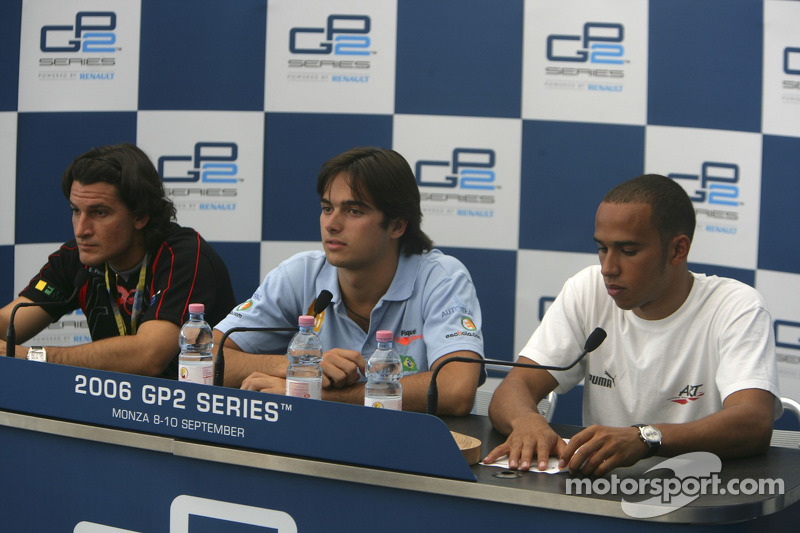 Nelsinho dando entrevista ao lado de Lewis Hamilton