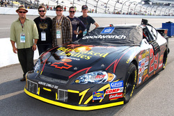 Les Barenaked Ladies posent avec la Chevrolet Monte Carlo SS NASCAR Nextel Cup #29 de Kevin Harvick