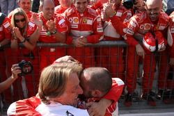 Yarış galibi Michael Schumacher kutlama yapıyor ve Luca di Montezemolo