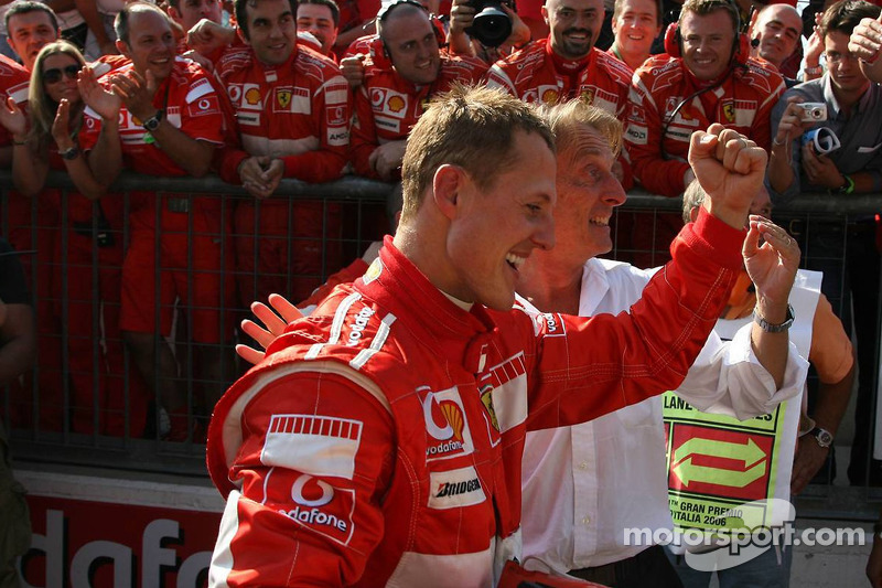 Yarış galibi Michael Schumacher kutlama yapıyor ve Luca di Montezemolo
