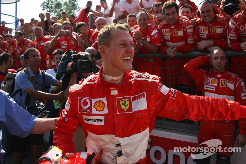 Yarış galibi Michael Schumacher kutlama yapıyor