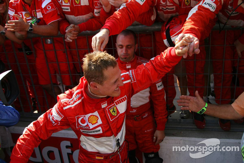 Yarış galibi Michael Schumacher kutlama yapıyor