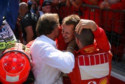 Yarış galibi Michael Schumacher kutlama yapıyor ve Luca di Montezemolo