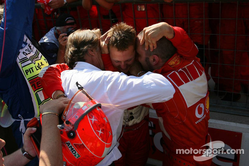 Yarış galibi Michael Schumacher kutlama yapıyor ve Luca di Montezemolo