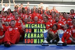 Michael Schumacher celebra su triunfo número 90 y el 190 para Ferrari con los miembros del equipo Fe