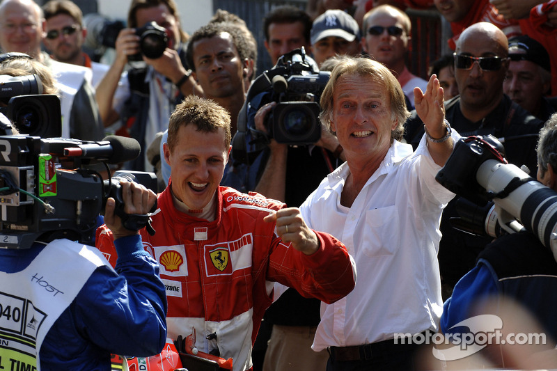 Yarış galibi Michael Schumacher kutlama yapıyor ve Luca di Montezemolo