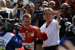 Yarış galibi Michael Schumacher kutlama yapıyor ve Luca di Montezemolo