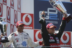 Le vainqueur Giorgio Pantano et Lewis Hamilton, le champion GP2 Series