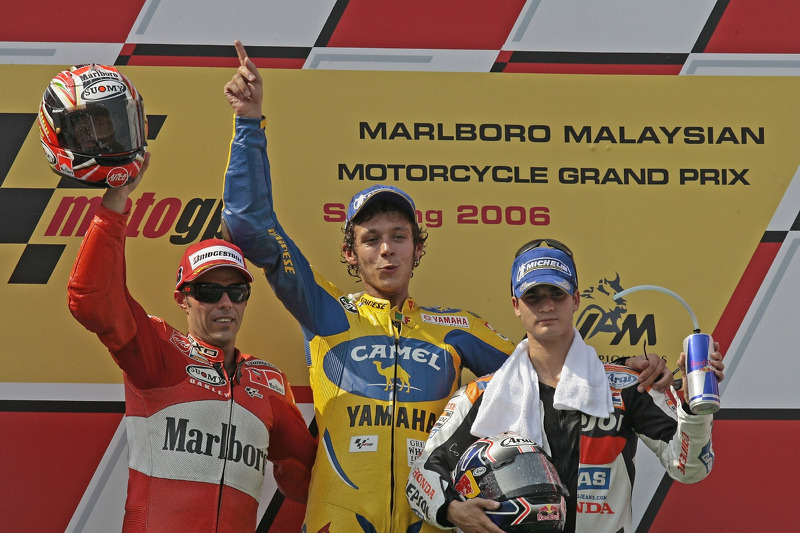 Podio: ganador de la carrera Valentino Rossi, Loris Capirossi y Dani Pedrosa