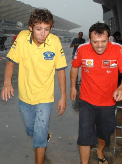 Valentino Rossi et Loris Capirossi sous la pluie