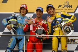 Podium: le vainqueur Marco Melandri avec Chris Vermeulen et Valentino Rossi