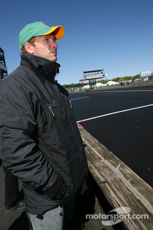 Mario Haberfeld regarde la course