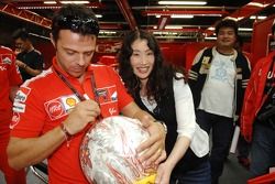 Loris Capirossi signe des autographes