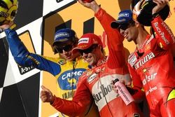 Podium:le vainqueur Loris Capirossi avec Valentino Rossi et Marco Melandri