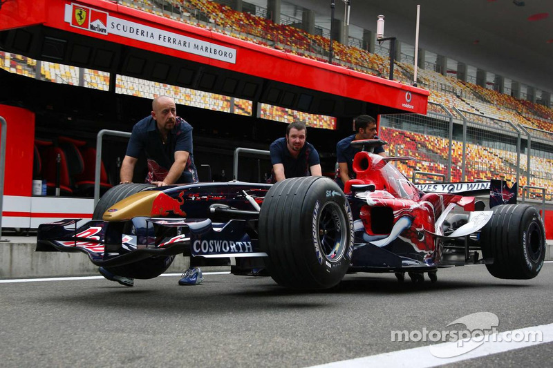 Toro Rosso STR1 y Red Bull RB1