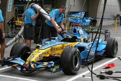 Les mécaniciens Renault s'entraînent au refueling sur la voiture de Fernando Alonso