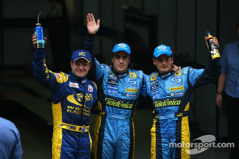 Ganador de la pole Fernando Alonso celebra con Rubens Barrichello y Giancarlo Fisichella