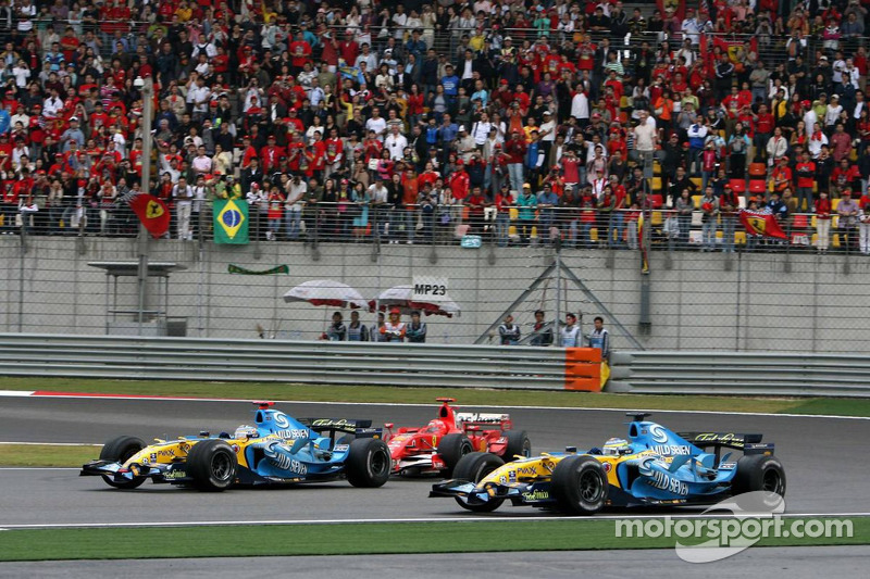 Fernando Alonso delante de Michael Schumacher y Giancarlo Fisichella
