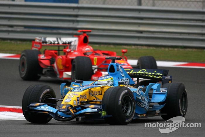 Giancarlo Fisichella delante de Michael Schumacher